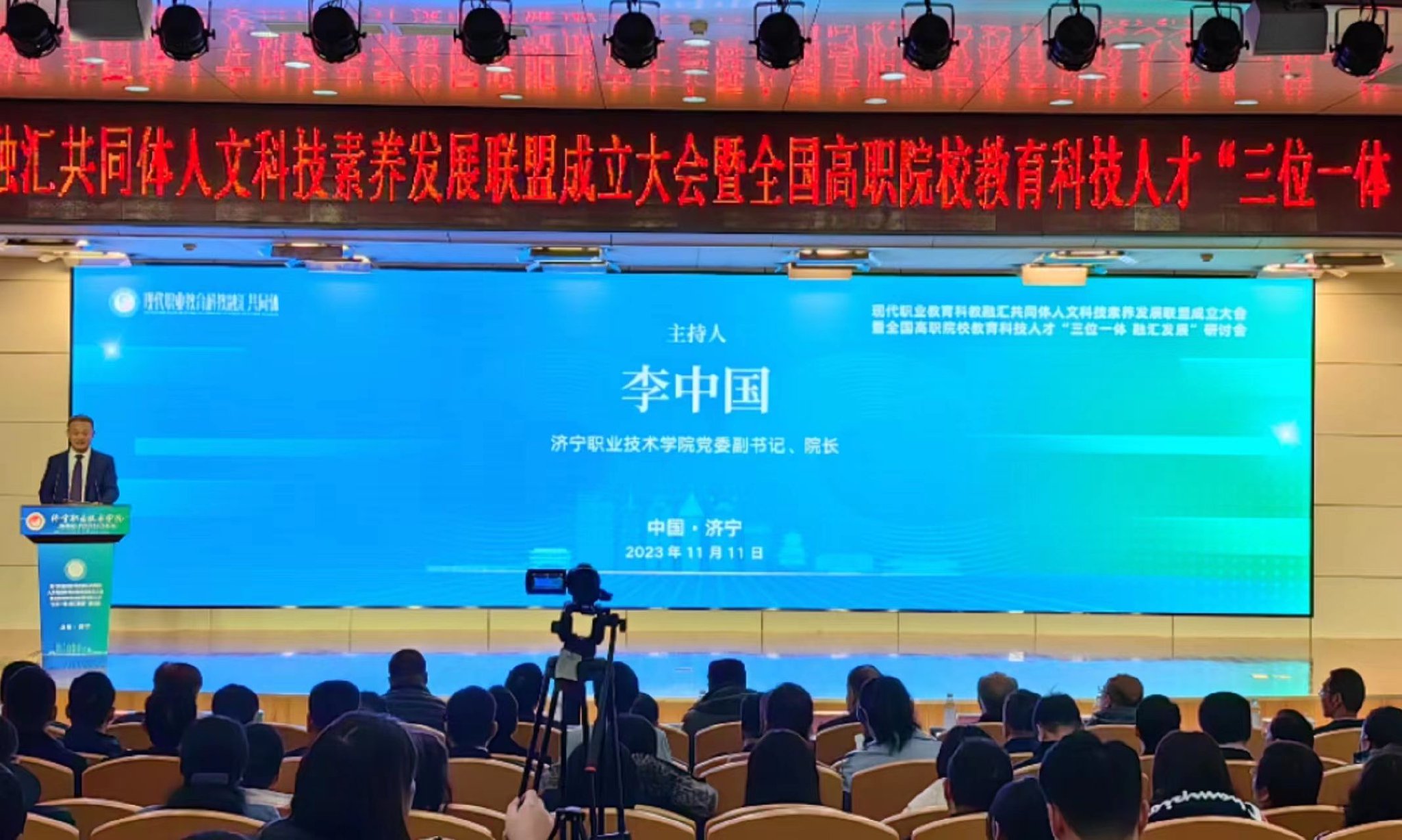 公募投资新主线浮现 科技龙头配置正当时